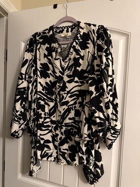 entro Black and White Floral-Print Blouse